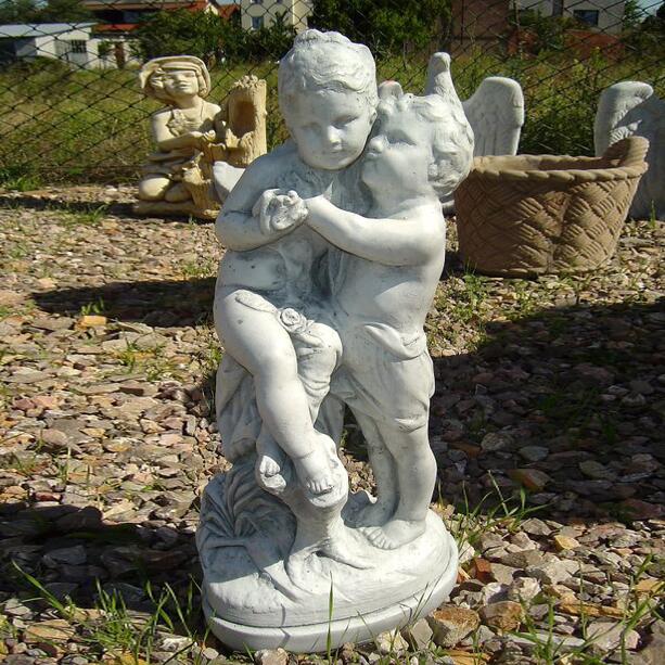 Steinguss Skulptur für den Friedhof - Trost spendende Kinder Figur - Liro & Sani
