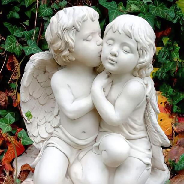 Grabtröster aus Steinguss - zwei liebevoll gestaltete Engel für den Friedhof - Teres & Aretha