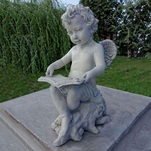 Lesender Engel aus wetterfestem Steinguss für ein eindrucksvolles Grab - Dennis
