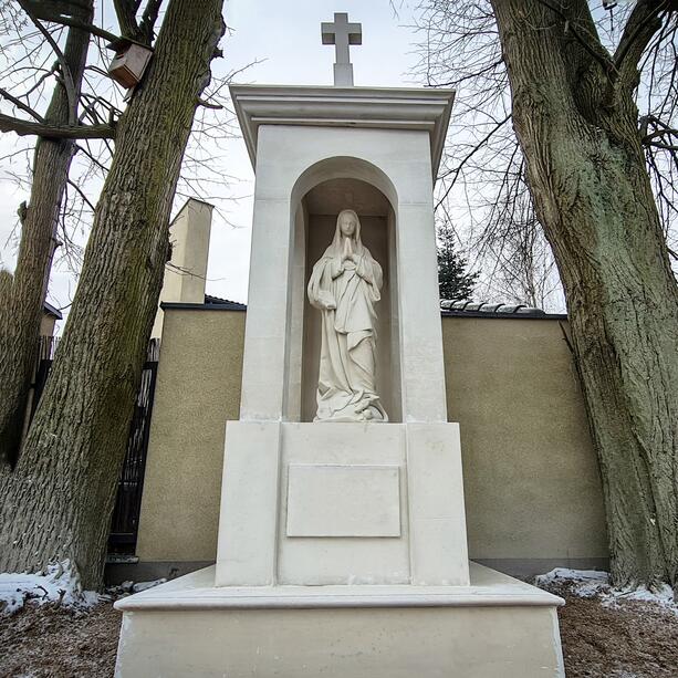 Gedenk Schrein für den Friedhof aus Steinguss mit Madonna und Kreuz - Phyllida