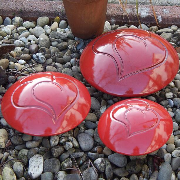 Rote diskusförmige Haustierurne aus Keramik mit Herzmotiv - Vaster