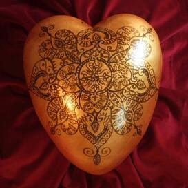 Goldene Herzurne mit ornamentalen Linien im...
