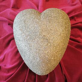 Goldene �berurne mit Sandoberfl�che in Herzform - Oura