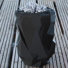 Modern geformte Bio Urne in schwarz mit silberfarbener...