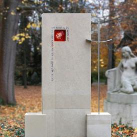 Urnenstein mit Kreuz & roter Glasrose - Venosa