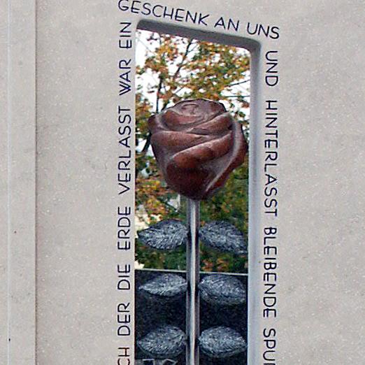 Einzelgrab Stele Gestaltung mit Rosen Symbol - Bienno