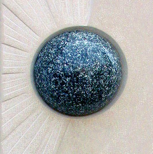 Urnengrabstein günstig kaufen mit Granit Kugel - Carini