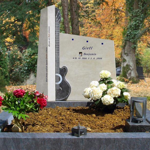 Besonderer Gedenkstein Doppelgrab für Musiker mit Gitarre - Concerto