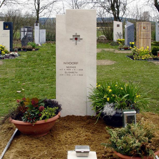 Urnengrabstein Kalkstein mit Kreuz gestaltet - Tabula