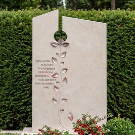 Urnengrab Grabstein mit Baum Symbol - Fiola