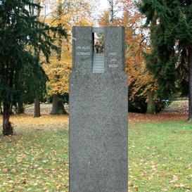 Schner Grabstein KalksteinTreppe und Bronzefiguren - Finita