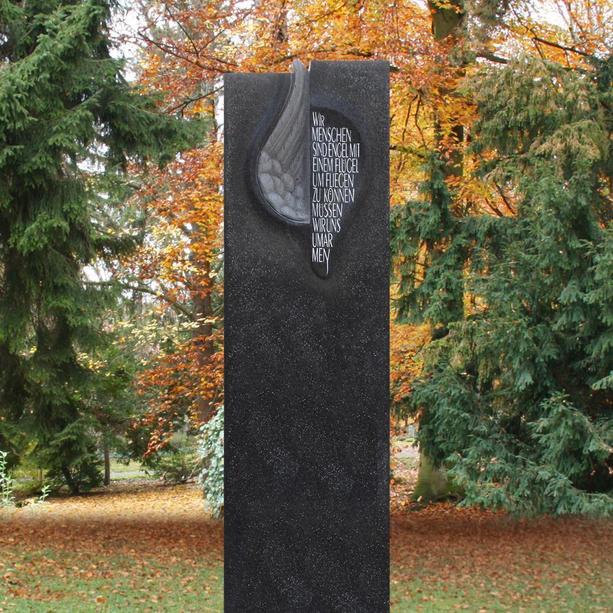 Schwarzer Urnengrabstein Granit Stele mit Flgel Relief - Fleurie