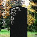 Grabstein dunkel mit Blumen vom Bildhauer - Corianda