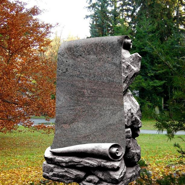 Rustikaler Grabstein mit Schriftrolle - Voltaire