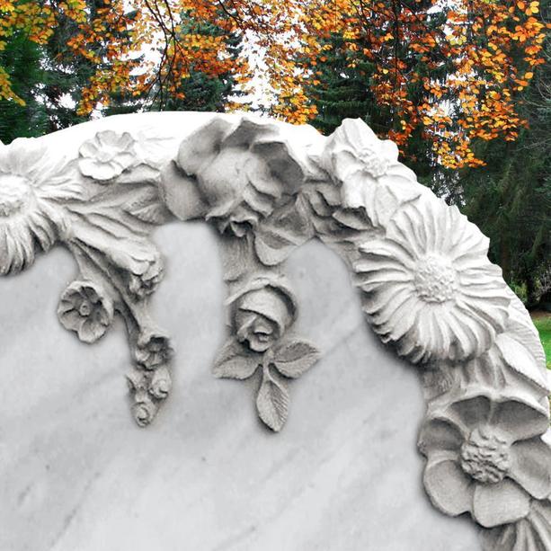 Weißes Marmor Grabmal mit Blumen - Corvina