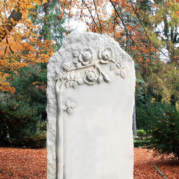 Klassischer Felsen Grabstein mit Rosen - Claranda
