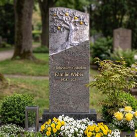 Gedenkstein Naturstein mit Lebensbaum - Miranda