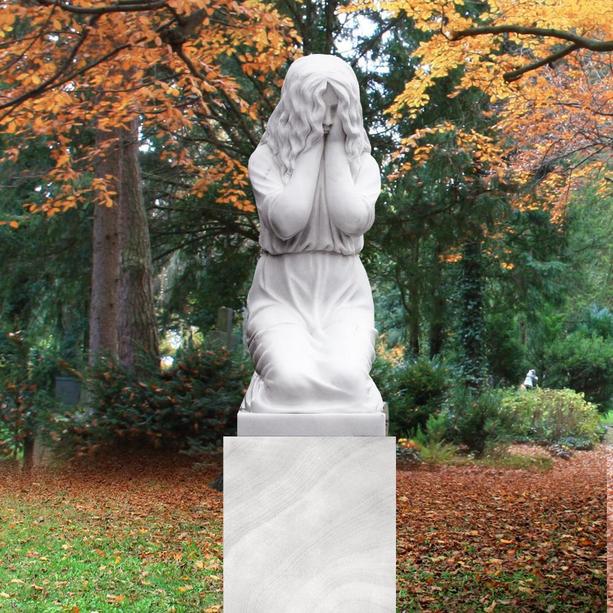 Heller Grabstein mit trauernder Frauen Skulptur - Die Trauernde