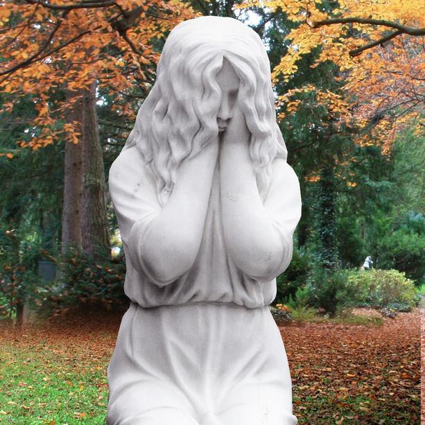 Heller Grabstein mit trauernder Frauen Skulptur - Die Trauernde