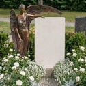 Heller Grabstein mit Bronzeengel - Clara