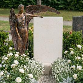 Grabstein mit Bronze Engel hell - Clara