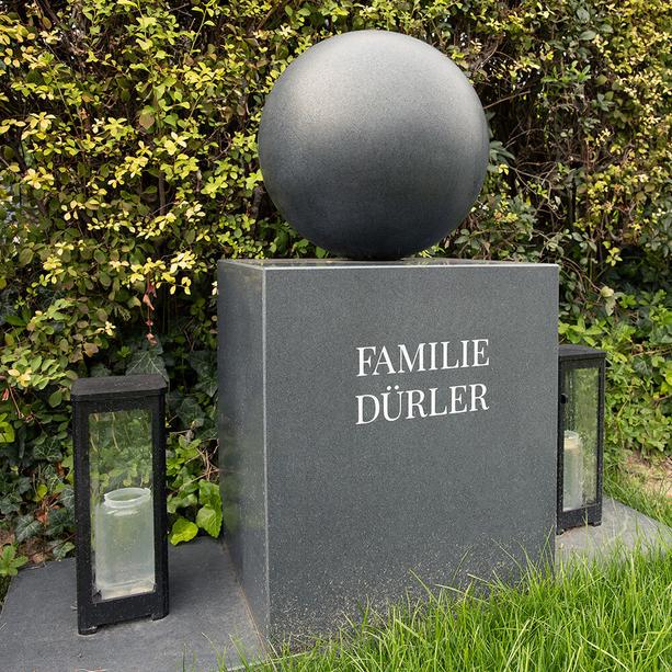 Urnengrab Grabdenkmal mit Kugel - Stein des Glücks