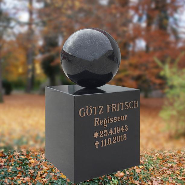 Dunkles Grabdenkmal mit Kugel Steinmetz - Stein des Glücks