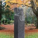 Grabstein Säule Granit mit Engel Figur - Leonie