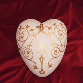 Weie Bestattungsurne aus Keramik in Herzform kaufen -...