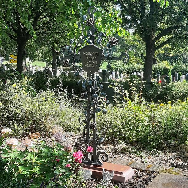 Antikes Grabkreuz mit Rosenranke und Heiligenrelief - Tolmas