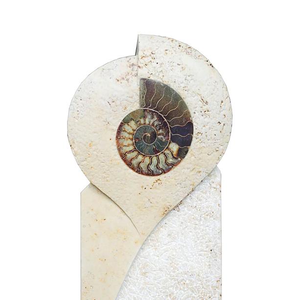 Individueller Naturgrabstein stehend mit Ammonit  - Caravagio