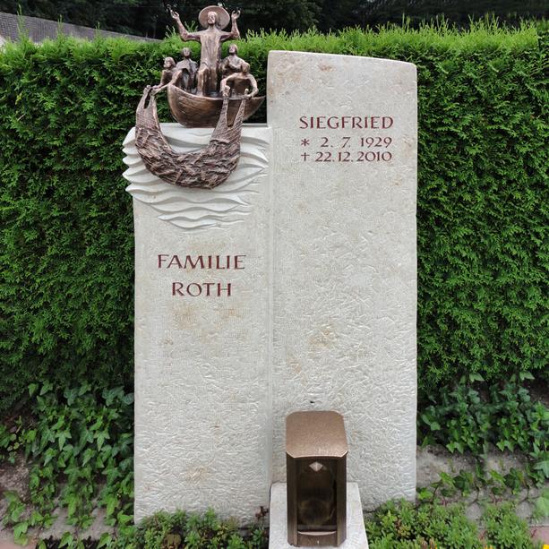 Besonderes Grabmal Kalkstein mit Bronzefigur Jesus der Fischer - Picaro