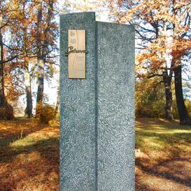 Schönes Urnengrabmal aus Naturstein mit Bronzeplatte -...