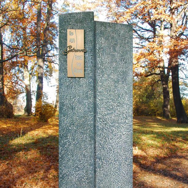 Eleganter Naturgrabstein für ein Einzelgrab mit Bronzeplatte - Tivolo