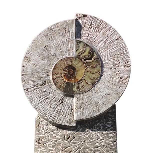 Rustikaler Urnengrabstein aus Kalkstein mit Ammonit - Venturi