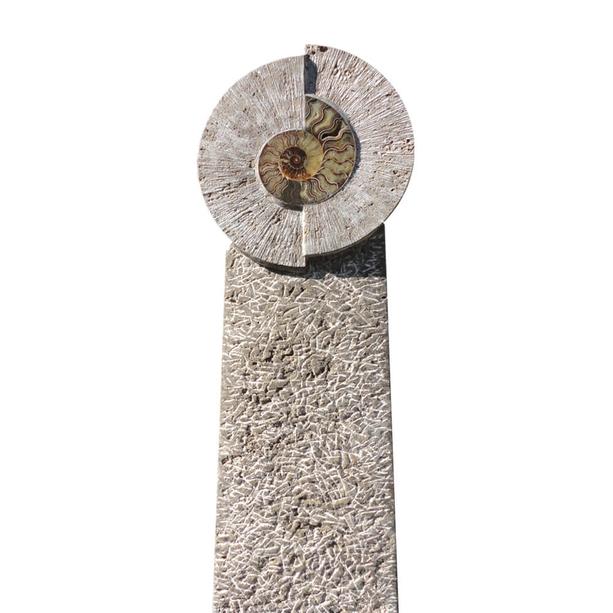 Grabstein für Doppelgrab aus Kalkstein mit Ammonit - Venturi