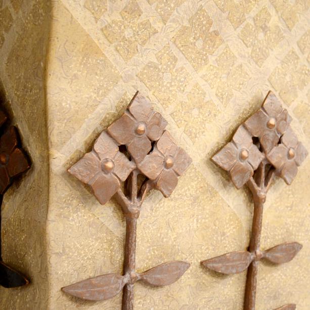 Schöner Einzelgrabstein aus Kalkstein mit Bronze Blumen Ornament - Dante