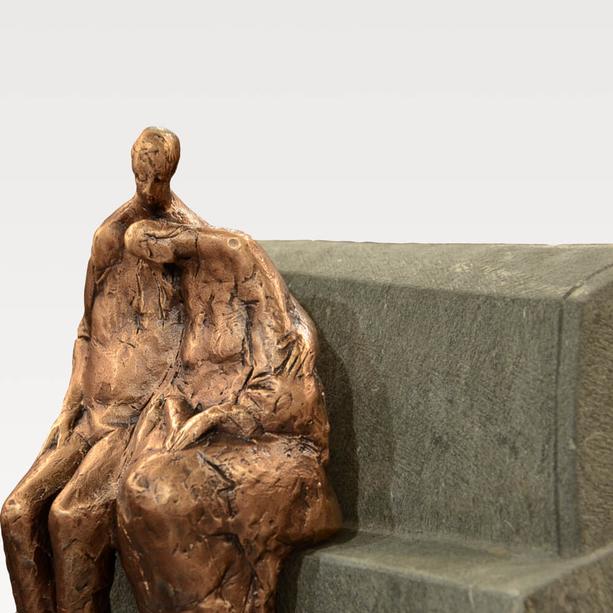 Grabstele Kindergrab aus grünlichem Kalkstein mit Bronzefigur - Vega