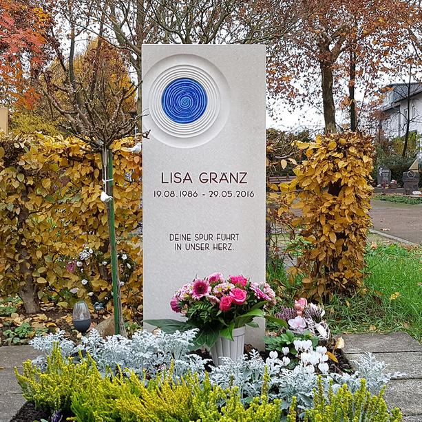 Familiengrabstein aus hellem Kalkstein mit Glas Element - Sukarno