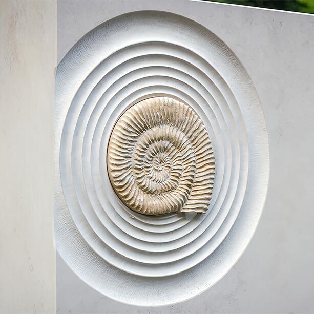 Helles Grabdenkmal aus Kalkstein mit echtem Ammoniten - Nambu