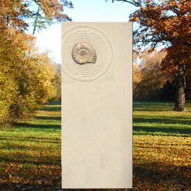 Helles Grabdenkmal aus Kalkstein mit echtem Ammoniten -...