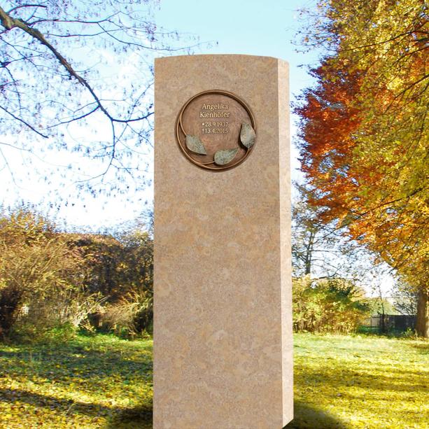 Heller Kalkstein Grabstein mit Bronze Ornament / Floral - Einzelgrab - Lapis Folium