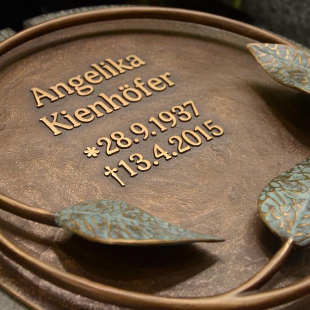 Heller Kalkstein Grabstein mit Bronze Ornament / Floral - Doppelgrab - Lapis Folium