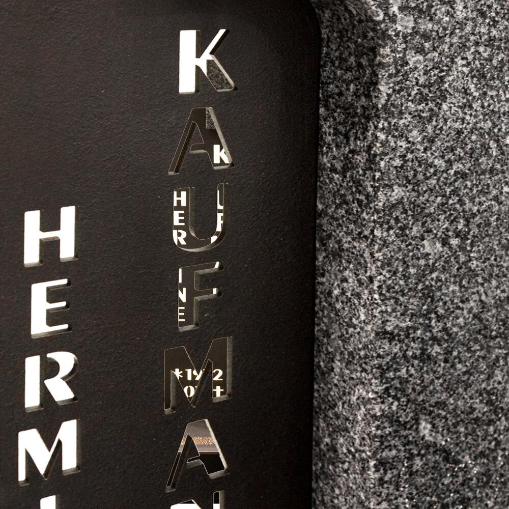 Modernes Grabstein Design in Granit & Metall f�r ein Doppelgrab - Memento