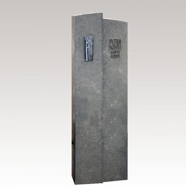 Schlanker Granit Grabstein / grau für ein Einzelgrab mit Lebensbaum Ornament in Bronze - Anzio