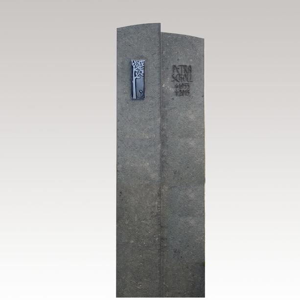 Schlanker Granit Grabstein / grau für ein Doppelgrab mit Lebensbaum Ornament in Bronze - Anzio