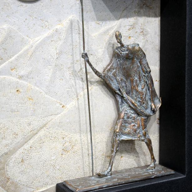 Zweiteiliger Urnengrabstein hell-dunkel mit Berg Relief & Bronze Skulptur  - Jakobus Pilgrim