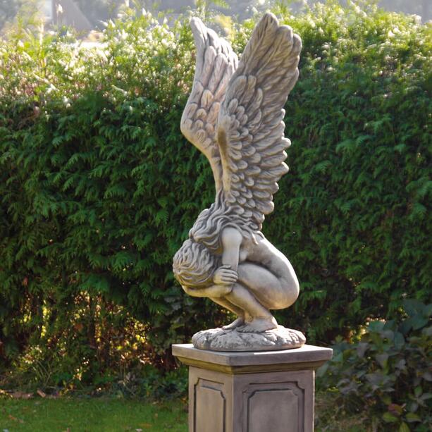 Hockende Grabfigur Engel aus Steinguss - Mercuria /    70cm Hhe / Antikgrau