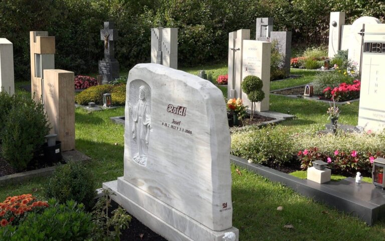 Liegesteine  Stelen  Grabplatten & Co. – Die Grabstein Arten im Überblick
