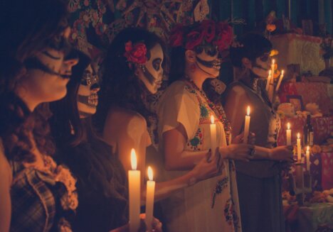 Mit Kerzen und Gebeten werden die Toten am Dia de los Muertos empfangen © Pixabay.de